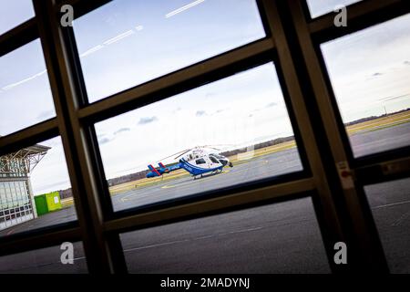 Langenhagen, Germania. 16th Jan, 2023. Un elicottero di polizia MD 902 esploratore della polizia elicottero squadrone della bassa Sassonia è parcheggiato sul terreno dell'aeroporto di Hannover-Langenhagen. Credit: Moritz Frankenberg/dpa/Alamy Live News Foto Stock