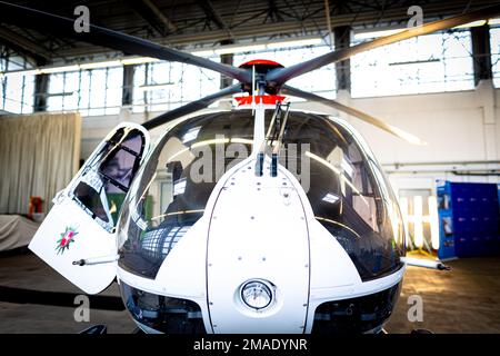 Langenhagen, Germania. 16th Jan, 2023. Un elicottero di polizia Airbus EC-135 P2 dello Squadrone dell'elicottero di polizia della bassa Sassonia è parcheggiato sul terreno dell'aeroporto di Hannover-Langenhagen. Credit: Moritz Frankenberg/dpa/Alamy Live News Foto Stock