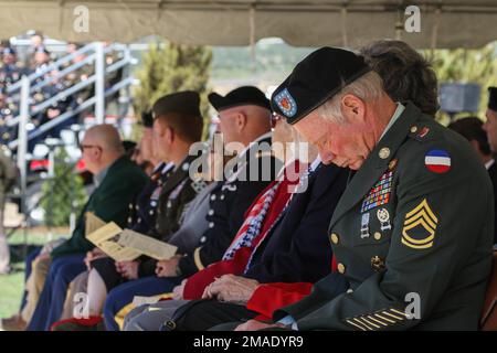 I membri della comunità di Front Range e le famiglie Gold Star sono testimoni della cerimonia commemorativa del guerriero del Mountain Post Warrior, il 26 maggio 2022, a Fort Carson, Colorado. "Oggi è un giorno di memoria, ma è anche un giorno di riflessione e di apprezzamento", ha detto il generale David Hodne, comandante generale, 4th° divisione di fanteria e Fort Carson. "Apprezzamento delle libertà e delle opportunità che abbiamo come americani.” Foto Stock