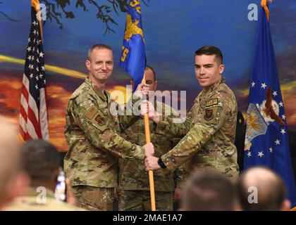 Robert Ford Jr., comandante del 90th Security Forces Group, passa la guida al maggiore Robert Hudspeth, il comandante entrante del 90th Ground Combat Training Squadron, durante una cerimonia di cambio di comando il 26 maggio 2021 nell'edificio del Regional Training Institute a Camp Guernsey, Wyoming. La cerimonia del cambio di comando significa la transizione del comando dal maggiore Dexter Binion, il comandante uscente del GCTS 90, a Hudspeth. Foto Stock