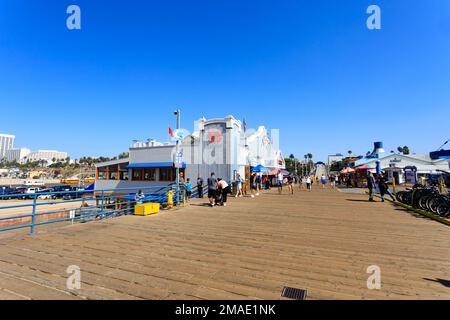 I turisti passeggiano lungo il molo di Santa Monica, California, USA Foto Stock