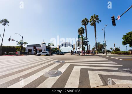 Arco d'ingresso al molo di Santa Monica all'incrocio tra Ocean Ave e Colorado Ave, con strisce all'incrocio. Santa Monica, California, USA Foto Stock