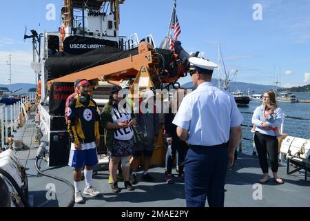 Il Lt. George Greendyk, ufficiale comandante della Guardia Costiera Cutter Liberty, che parla agli ospiti sulla libertà a Juneau, Alaska, 26 maggio 2022. L'equipaggio della Guardia Costiera Cutter Liberty ha offerto tour pubblici per commemorare gli ultimi giorni della libertà a Juneau. La libertà è prevista per essere ri-homeported a Valdez, Alaska questa estate per sostituire la Guardia Costiera Cutter Chandeleur. Lo squalo della Guardia Costiera Cutter Reef è programmato per essere rifatto a casa a Juneau. Foto Stock