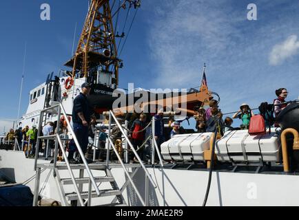 Il pubblico in tour della Guardia Costiera Cutter Liberty a Juneau, Alaska, 26 maggio 2022. L'equipaggio della libertà ha offerto visite pubbliche per commemorare gli ultimi giorni della libertà a Juneau. La libertà è prevista per essere ri-homeported a Valdez, Alaska questa estate per sostituire la Guardia Costiera Cutter Chandeleur. Lo squalo della Guardia Costiera Cutter Reef è programmato per essere rifatto a casa a Juneau. Foto Stock