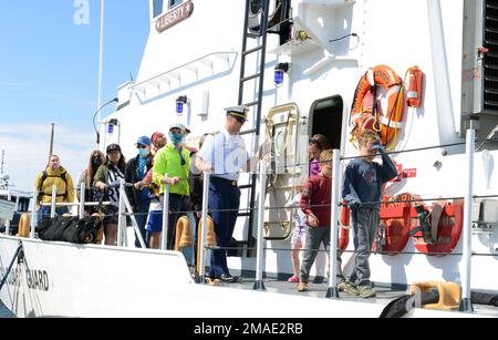 Il Lt. George Greendyk, ufficiale comandante della Guardia Costiera Cutter Liberty, che offre un tour agli ospiti sulla libertà a Juneau, Alaska, 26 maggio 2022. L'equipaggio della Guardia Costiera Cutter Liberty ha offerto tour pubblici per commemorare gli ultimi giorni della libertà a Juneau. La libertà è prevista per essere ri-homeported a Valdez, Alaska questa estate per sostituire la Guardia Costiera Cutter Chandeleur. Lo squalo della Guardia Costiera Cutter Reef è programmato per essere rifatto a casa a Juneau. Foto Stock