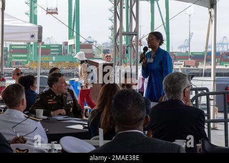 San Pedro, California (26 maggio 2022) Carol Parks, direttore generale del dipartimento di gestione delle emergenze della città di Los Angeles, dà le osservazioni di apertura per il sostegno alla difesa delle autorità civili Senior Leadership Seminar al Battleship USS Iowa Museum durante la Los Angeles Fleet Week (LAFW) a San Pedro, California, 26 maggio 2022. Il LAFW è un'opportunità per il pubblico americano di incontrare le squadre della Marina, del corpo dei Marine e della Guardia Costiera e di sperimentare i servizi marini americani. Durante la settimana della flotta, i membri dell'assistenza partecipano a vari eventi di assistenza della comunità, esponendo le capacità e le attrezzature alla comunità Foto Stock