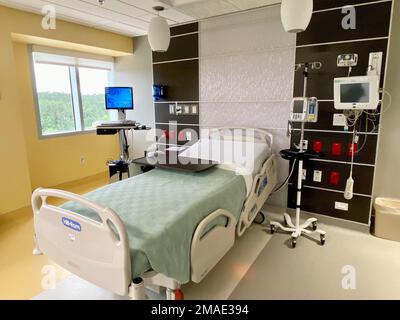 Le camere ristrutturate di recente nel Bayne-Jones Army Community Hospital, reparto di chirurgia medica mista, offrono tecnologia all'avanguardia in un ambiente confortevole per i soldati e le loro famiglie che necessitano di cure ambulatoriali presso il Joint Readiness Training Center e Fort Polk, Louisiana. Foto Stock