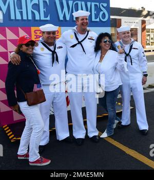 San Pedro, California (26 maggio 2022) – Stati Uniti I marinai, assegnati alla nave d'assalto anfibio USS Essex (LHD 2), posano per una foto con i civili al San Pedro Welcome Party durante la Los Angeles Fleet Week (LAFW) 26 maggio 2022. Il LAFW è un'opportunità per il pubblico americano di incontrare le squadre della Marina, del corpo dei Marine e della Guardia Costiera e di sperimentare i servizi marini americani. Durante la settimana della flotta, i membri del servizio partecipano a vari eventi di servizio della comunità, espongono le capacità e le attrezzature alla comunità e godono dell'ospitalità di Los Angeles e delle sue aree circostanti. Foto Stock