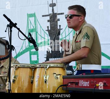 San Pedro, California (26 maggio 2022) – Stati Uniti Zachary Strader, assegnato al gruppo di musica popolare della Marine Division Band 1st, “Old George”, suona la batteria al San Pedro Welcome Party durante la Los Angeles Fleet Week (LAFW) il 26 maggio 2022. Il LAFW è un'opportunità per il pubblico americano di incontrare le squadre della Marina, del corpo dei Marine e della Guardia Costiera e di sperimentare i servizi marini americani. Durante la settimana della flotta, i membri del servizio partecipano a vari eventi di servizio della comunità, espongono le capacità e le attrezzature alla comunità e godono dell'ospitalità di Los Angeles e delle sue aree circostanti. Foto Stock