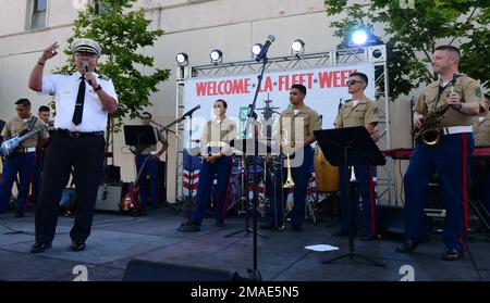 San Pedro, California (26 maggio 2022) – Ronnie Villanueva, vice capo del Dipartimento dei vigili del fuoco di Los Angeles, a sinistra, parla come il gruppo musicale popolare della Marine Division Band del 1st, “Old George”, guarda al San Pedro Welcome Party durante la Los Angeles Fleet Week (LAFW) del 26 maggio 2022. Il LAFW è un'opportunità per il pubblico americano di incontrare le squadre della Marina, del corpo dei Marine e della Guardia Costiera e di sperimentare i servizi marini americani. Durante la settimana della flotta, i membri del servizio partecipano a vari eventi di servizio della comunità, espongono le capacità e le attrezzature alla comunità e godono dell'ospitalità di Los Angeles e dei suoi dintorni Foto Stock