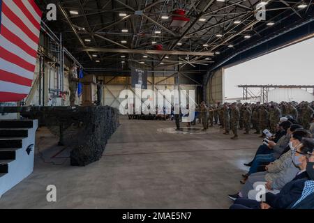 Il Wolf Pack Airmen saluta per la prima volta il nuovo comandante 8th Fighter Wing durante la cerimonia del cambio di comando alla base aerea di Kunsan, Repubblica di Corea, il 26 maggio 2022. La cerimonia del cambiamento di comando ha riconosciuto la partenza del comandante uscente della 8th Fighter Wing col. John B. Gallemore e del comandante entrante della 8th FW col. Henry R. Jeffress III Foto Stock