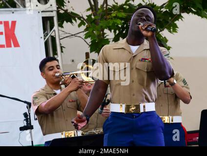 San Pedro, California (26 maggio 2022) – Stati Uniti Marquise Brown, assegnato al gruppo musicale popolare della Marine Division Band 1st, "Old George", canta al San Pedro Welcome Party durante la Los Angeles Fleet Week (LAFW) il 26 maggio 2022. Il LAFW è un'opportunità per il pubblico americano di incontrare le squadre della Marina, del corpo dei Marine e della Guardia Costiera e di sperimentare i servizi marini americani. Durante la settimana della flotta, i membri del servizio partecipano a vari eventi di servizio della comunità, espongono le capacità e le attrezzature alla comunità e godono dell'ospitalità di Los Angeles e delle sue aree circostanti. Foto Stock