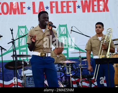 San Pedro, California (26 maggio 2022) – Stati Uniti Marquise Brown, assegnato al gruppo musicale popolare della Marine Division Band 1st, "Old George", canta al San Pedro Welcome Party durante la Los Angeles Fleet Week (LAFW) il 26 maggio 2022. Il LAFW è un'opportunità per il pubblico americano di incontrare le squadre della Marina, del corpo dei Marine e della Guardia Costiera e di sperimentare i servizi marini americani. Durante la settimana della flotta, i membri del servizio partecipano a vari eventi di servizio della comunità, espongono le capacità e le attrezzature alla comunità e godono dell'ospitalità di Los Angeles e delle sue aree circostanti. Foto Stock