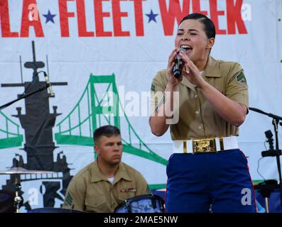 San Pedro, California (26 maggio 2022) – Stati Uniti Casey Wagner, di Brooksville, Fla., assegnato al gruppo musicale popolare della Marine Division Band 1st, “Old George”, canta al San Pedro Welcome Party durante la Los Angeles Fleet Week (LAFW) il 26 maggio 2022. Il LAFW è un'opportunità per il pubblico americano di incontrare le squadre della Marina, del corpo dei Marine e della Guardia Costiera e di sperimentare i servizi marini americani. Durante la settimana della flotta, i membri del servizio partecipano a vari eventi di servizio della comunità, espongono le capacità e le attrezzature alla comunità e godono dell'ospitalità di Los Angeles e dei suoi dintorni Foto Stock