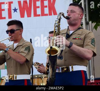 San Pedro, California (26 maggio 2022) – Stati Uniti Brandon Johnson, a destra, di Lynchburg, Virginia, assegnato al gruppo musicale popolare della Marine Division Band 1st, “Old George” suona il sassofono al San Pedro Welcome Party durante la Los Angeles Fleet Week (LAFW) il 26 maggio 2022. Il LAFW è un'opportunità per il pubblico americano di incontrare le squadre della Marina, del corpo dei Marine e della Guardia Costiera e di sperimentare i servizi marini americani. Durante la settimana della flotta, i membri dell'assistenza partecipano a vari eventi di assistenza della comunità, espongono le capacità e le attrezzature alla comunità e godono dell'ospitalità di Los A. Foto Stock