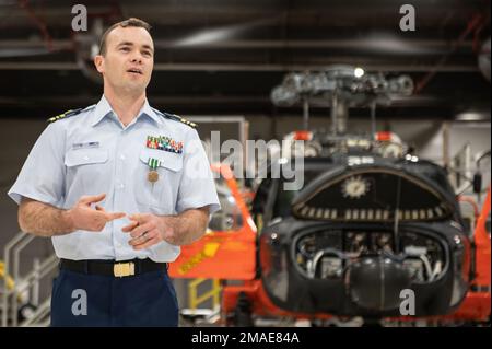 CMdR Lt. Jason Joll, un pilota MH-60 Jayhawk, ha tenuto un discorso dopo aver ricevuto un premio per l'aviazione alla Coast Guard Air Station Astoria a Warrenton, Oregon, 26 maggio 2022. Joll è il vincitore dell'Ordine del premio aviatore eccezionale della Guardia Costiera dei Daedaliani. Foto Stock