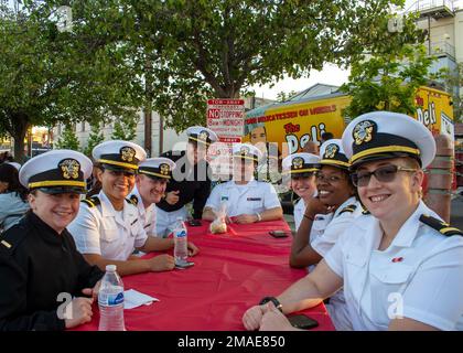 San Pedro, California (26 maggio 2022) - i marinai, assegnati alla nave d'assalto anfibio USS Essex (LHD 2), posano per una foto al San Pedro Welcome Party durante la settimana della flotta di Los Angeles. Il LAFW è un'opportunità per il pubblico americano di incontrare le squadre della Marina, del corpo dei Marine e della Guardia Costiera e di sperimentare i servizi marini americani. Durante la settimana della flotta, i membri del servizio partecipano a vari eventi di servizio della comunità, espongono le capacità e le attrezzature alla comunità e godono dell'ospitalità di Los Angeles e delle sue aree circostanti. Foto Stock