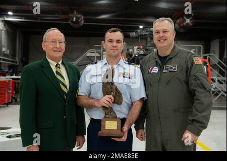 Jerry Allen (sinistra) , Comandante Nazionale dell'Ordine dei Daedaliani e pensionati degli Stati Uniti Air Force Major General, USA Guardia costiera Lt. CMdR. Jason Joll (al centro), un pilota alla stazione aerea della Guardia Costiera di Astoria, e il capitano della Guardia Costiera Scott Jackson, comandante del settore Columbia River (a destra), sorridono dopo aver presentato un premio a Warrenton, Oregon, 27 maggio 2022. Joll è il vincitore dell'Ordine 2021 del Daedalians Coast Guard Superior Aviator Award. Foto Stock