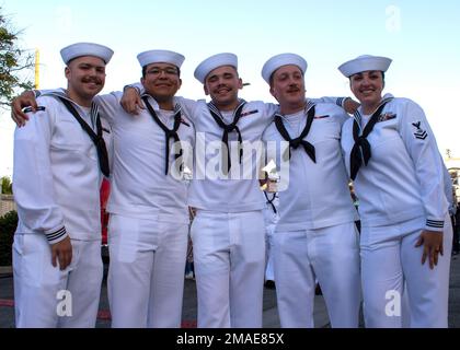 San Pedro, California (26 maggio 2022) - i marinai, assegnati alla nave portuale di trasporto anfibio di classe San Antonio USS Portland (LPD 27), posano per una fotografia al San Pedro Welcome Party durante la Los Angeles Fleet Week. Il LAFW è un'opportunità per il pubblico americano di incontrare le squadre della Marina, del corpo dei Marine e della Guardia Costiera e di sperimentare i servizi marini americani. Durante la settimana della flotta, i membri del servizio partecipano a vari eventi di servizio della comunità, espongono le capacità e le attrezzature alla comunità e godono dell'ospitalità di Los Angeles e delle sue aree circostanti. Foto Stock