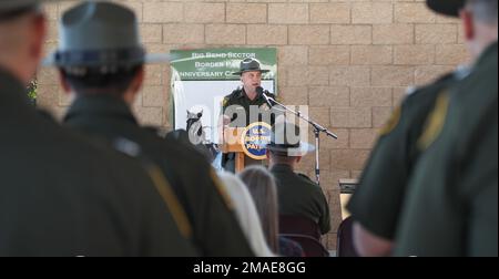 Sean McGoffin, Chief Patrol Agent del settore Big Bend, parla alla celebrazione del 98th° anniversario della Border Patrol il 26 maggio 2022 alla Alpine Border Patrol Station. Il 98th° anniversario è il 28 maggio, ma è stato celebrato giorni prima per includere il maggior numero possibile di personale. Il Big Bend Sector ha celebrato l'anniversario con una guardia d'onore, un taglio di torte e ospiti onorati tra cui gli agenti di pattuglia della polizia di frontiera in pensione. Foto Stock