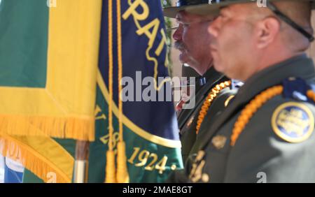 L'occhio di un membro della Guardia d'onore femminile viene mostrato in modo deciso mentre partecipa alla celebrazione del 98th° anniversario della Border Patrol il 26 maggio 2022, presso la Stazione di Pattuglia delle frontiere Alpine. Il 98th° anniversario è il 28 maggio, ma è stato celebrato giorni prima per includere il maggior numero possibile di personale. Il Big Bend Sector ha celebrato l'anniversario con una guardia d'onore, un taglio di torte e ospiti onorati tra cui gli agenti di pattuglia della polizia di frontiera in pensione. Foto Stock