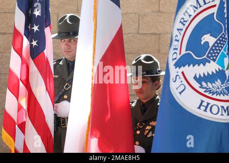 Le bandiere degli Stati Uniti, del Texas e del Dipartimento della sicurezza interna vengono mostrate durante la celebrazione del 98th° anniversario della Border Patrol il 26 maggio 2022 presso la stazione di pattuglia delle frontiere alpine. Il 98th° anniversario è il 28 maggio, ma è stato celebrato giorni prima per includere il maggior numero possibile di personale. Il Big Bend Sector ha celebrato l'anniversario con una guardia d'onore, un taglio di torte e ospiti onorati tra cui gli agenti di pattuglia della polizia di frontiera in pensione. Foto Stock