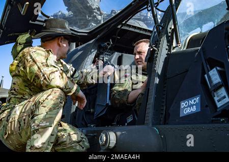 Il col. Matt Minear, comandante di 7th Squadrone, 17th reggimento di cavalleria mostra soldati polacchi della 18th Divisione meccanizzata l'abitacolo e le funzioni di un americano Esercito AH-64 Apache durante la risoluzione combinata 17 presso Hohenfels Training Area, Germania, 25 maggio 2022. Combined Resolve 17 è un evento di addestramento dell'esercito degli Stati Uniti diretto da Europa e Africa, 7th comando di addestramento dell'esercito eseguito presso il Joint Multinational Readiness Center per esercitare le operazioni di armi combinate in un ambiente multinazionale. L'esercizio comprende circa 4.800 soldati provenienti da Belgio, Bosnia-Erzegovina, Repubblica Ceca, Esto Foto Stock