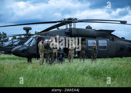 Soldati polacchi della 18th Divisione meccanizzata tour a 1st Air Cavallery Brigade UH-60 Blackhawk durante la risoluzione combinata 17 presso Hohenfels Training Area, Germania, 25 maggio 2022. Combined Resolve 17 è un evento di addestramento dell'esercito degli Stati Uniti diretto da Europa e Africa, 7th comando di addestramento dell'esercito eseguito presso il Joint Multinational Readiness Center per esercitare le operazioni di armi combinate in un ambiente multinazionale. L'esercizio comprende circa 4.800 soldati provenienti da Belgio, Bosnia-Erzegovina, Repubblica Ceca, Estonia, Grecia, Italia, Kosovo, Lituania, Moldavia, Macedonia settentrionale, Polonia, e l'uni Foto Stock