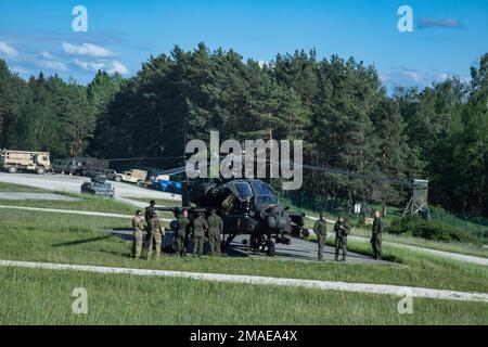 Soldati polacchi della 18th Divisione meccanizzata tour a 1st Air Cavalry Brigade AH-64 Apache durante la risoluzione combinata 17 presso Hohenfels Training Area, Germania, 25 maggio 2022. Combined Resolve 17 è un evento di addestramento dell'esercito degli Stati Uniti diretto da Europa e Africa, 7th comando di addestramento dell'esercito eseguito presso il Joint Multinational Readiness Center per esercitare le operazioni di armi combinate in un ambiente multinazionale. L'esercizio comprende circa 4.800 soldati provenienti da Belgio, Bosnia-Erzegovina, Repubblica Ceca, Estonia, Grecia, Italia, Kosovo, Lituania, Moldavia, Macedonia settentrionale, Polonia, e gli Uniti Foto Stock