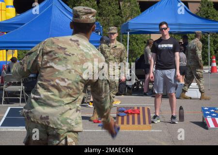 Gli airmen prendono parte ai festeggiamenti all'aperto durante il Memorial Day Bash alla base aerea di Osan, Repubblica di Corea, 26 maggio 2022. L'evento ha caratterizzato una presentazione della Guardia d'onore, così come discorsi della leadership di Wing e di un membro dei Veterans of Foreign Wars. Foto Stock