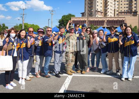 Leadership della 51st Fighter Wing posa per una foto con i buoni membri vicini di Osan durante il Memorial Day Bash alla base aerea di Osan, Repubblica di Corea, 26 maggio 2022. L'evento ha caratterizzato una presentazione della Guardia d'onore, così come discorsi della leadership di Wing e di un membro dei Veterans of Foreign Wars. Foto Stock