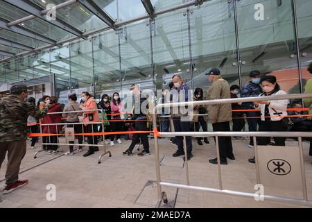 Le persone si sono allineate fuori dalla stazione di Hong Kong West Kowloon per acquistare biglietti ferroviari ad alta velocità tra Hong Kong e la terraferma. 12JAN23 SCMP / Jelly TSE Foto Stock