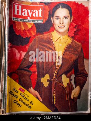 Hayat copertina rivista turca 1969. Pila di vecchie riviste turche di cultura dello stile di vita Foto Stock