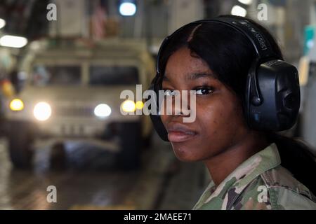 Un Airmen da 97th Logistics Readiness Squadron assiste i soldati in 2nd battaglione, 4th reggimento di artiglieria di campo in un esercizio di addestramento congiunto maggio 26. Foto Stock