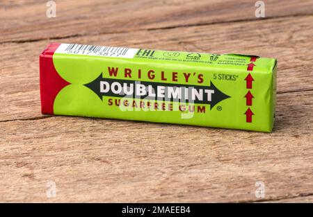 CHISINAU, MOLDOVA - 01 febbraio 2018: Gomma da masticare doublemint prodotta da Wrigley su tavola di legno Foto Stock