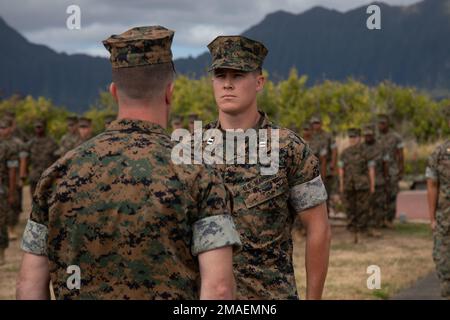 STATI UNITI Nicholas Pugh, comandante uscente, Marine Wing Communications Squadron 18, Bravo Company, si prepara a ricevere un premio durante una cerimonia di cambio di comando, Marine Corps base Hawaii, 26 maggio 2022. Pugh cede il comando al maggiore Scott Siska. Foto Stock