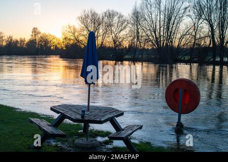 Wargrave, Berkshire, Regno Unito. 19th gennaio 2023. Tramonto sul Tamigi a Wargrave nel Berkshire. Il Tamigi è molto veloce ed è al momento alto. Un allerta alluvione rimane sul posto per il Tamigi a Shiplake, Shiplake inferiore e Wargrave. Credit: Maureen McLean/Alamy Live News Foto Stock