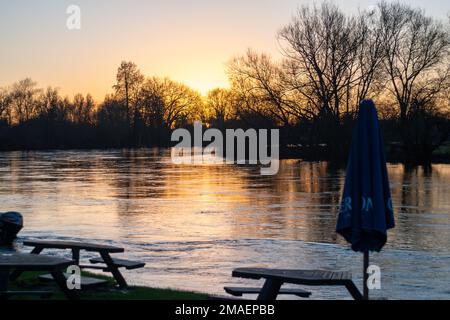 Wargrave, Berkshire, Regno Unito. 19th gennaio 2023. Tramonto sul Tamigi a Wargrave nel Berkshire. Il Tamigi è molto veloce ed è al momento alto. Un allerta alluvione rimane sul posto per il Tamigi a Shiplake, Shiplake inferiore e Wargrave. Credit: Maureen McLean/Alamy Live News Foto Stock