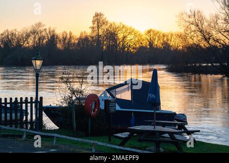 Wargrave, Berkshire, Regno Unito. 19th gennaio 2023. Tramonto sul Tamigi a Wargrave nel Berkshire. Il Tamigi è molto veloce ed è al momento alto. Un allerta alluvione rimane sul posto per il Tamigi a Shiplake, Shiplake inferiore e Wargrave. Credit: Maureen McLean/Alamy Live News Foto Stock