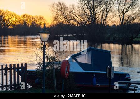 Wargrave, Berkshire, Regno Unito. 19th gennaio 2023. Tramonto sul Tamigi a Wargrave nel Berkshire. Il Tamigi è molto veloce ed è al momento alto. Un allerta alluvione rimane sul posto per il Tamigi a Shiplake, Shiplake inferiore e Wargrave. Credit: Maureen McLean/Alamy Live News Foto Stock