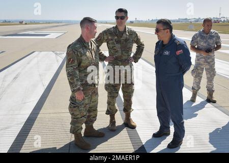STATI UNITI Air Force col. John Kelley (a sinistra), 39th Air base Wing vice comandante, Capo Master Sgt. Scott Shrier (al centro), 39th ABW capo comando, e Turco Air Force Brig. Gen. Gürel Özusta (a destra), comandante della base di autocisterna 10th, conversano sulla linea di volo dopo la prima camminata congiunta di detriti di oggetti estranei (FOD) alla base aerea di Incirlik, 26 maggio 2022. STATI UNITI I militari si sono Uniti alle forze militari turche e spagnole per l'evento, che ha dimostrato l'interoperabilità con i nostri alleati e il rispetto reciproco per le risorse turche e statunitensi. Passeggiate FOD sono progettati per avere quante più persone possibile andare ad un particolare Foto Stock