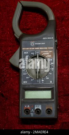 Multimetro OGSM 266f Ampermeter vecchio dispositivo per la misurazione della corrente elettrica Foto Stock