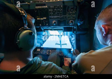 STATI UNITI Barretta a sinistra, 9th operatore del braccio dello squadrone per rifornimento pneumatico, mostra Tech. Justin Lynch, 660th Aircraft Maintenance Squadron strumento e sistema di controllo di volo ufficiale non commissionato in carica, come manovrare un boom durante una simulazione di rifornimento sull'Oceano Pacifico, 26 maggio 2022. I membri dell'equipaggio hanno svolto una missione integrata Sortie nell'ambito di un corso di formazione per migliorare le capacità di rifornimento e aumentare la mobilità globale. Foto Stock