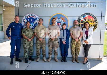Jason Smith, comandante, settore della Guardia Costiera Houston-Galveston, Capt. Flip Capistrano, Guardia Costiera Attaché Brazil, e il Lt. j.g. Casey Skomer, posa per una foto con gli agenti del Comando de Operações Táticas (COT), un'unità tattica d'élite della polizia federale del Brasile, e Suzan Resstel, assistente senior, Stati Uniti Ufficio di difesa Brasilia, durante una visita a varie unità della Guardia Costiera in tutto il Texas, 26 maggio 2022. LA COT ha visitato le unità e il personale della Guardia Costiera in Texas per saperne di più sulle missioni, i beni e l'addestramento della Guardia Costiera. Foto Stock
