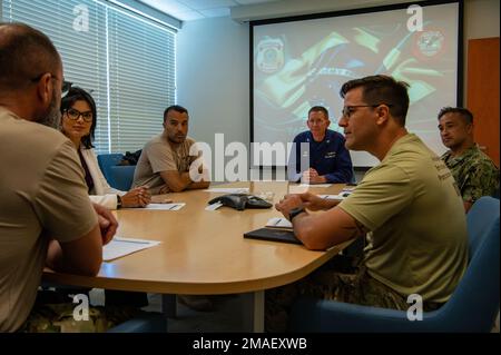 Agenti del Comando de Operações Táticas (COT), un'unità tattica d'élite della polizia federale del Brasile, si incontrano con il capitano Jason Smith, comandante del settore della Guardia Costiera Houston-Galveston mentre visitano varie unità della Guardia Costiera in tutto il Texas, 26 maggio 2022. LA COT ha visitato le unità e il personale della Guardia Costiera in Texas per saperne di più sulle missioni, i beni e l'addestramento della Guardia Costiera. Foto Stock
