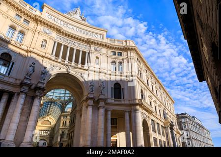 Vista urbana di Napoli: Ingresso della Galleria Umberto i nel Sud Italia. Foto Stock