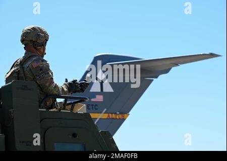 Un soldato siede in un sistema di razzo a lancio multiplo (MLRS) del M270 a Fort Sill, Oklahoma, 26 maggio 2022. L'MLRS ha tre membri dell'equipaggio: Il cannoniere, l'autista e il capo lanciatore. Foto Stock