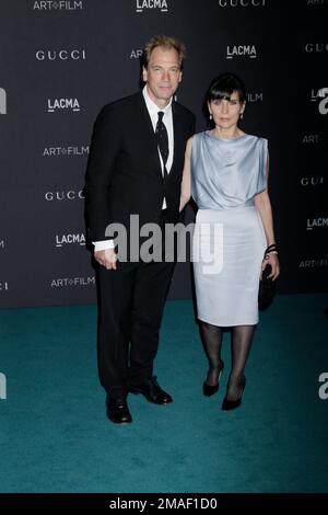 L'attore Julian Sands (L) e sua moglie Evgenia Citkowitz arrivano al LACMA 2015 Art+Film Gala al LACMA il 7 novembre 2015 a Los Angeles, California. Foto di Francis Specker Foto Stock