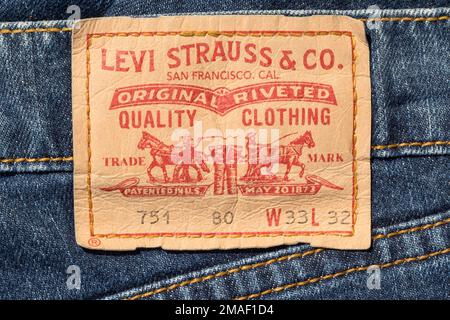 Chisinau, Moldavia - 19 agosto 2016: Primo piano dell'etichetta dei jeans in pelle di Levi cuciti su un jeans blu isolato su sfondo bianco.Levi Strauss & Co è una p Foto Stock