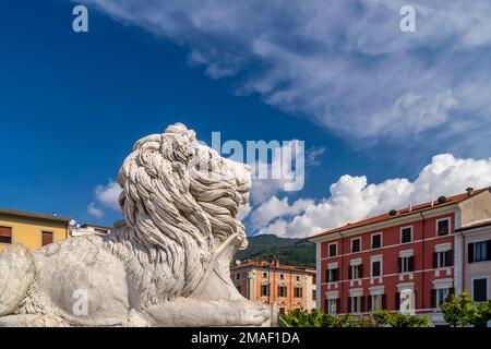 Uno dei leoni di marmo di Piazza Aranci, massa, Italia, in una giornata di sole Foto Stock